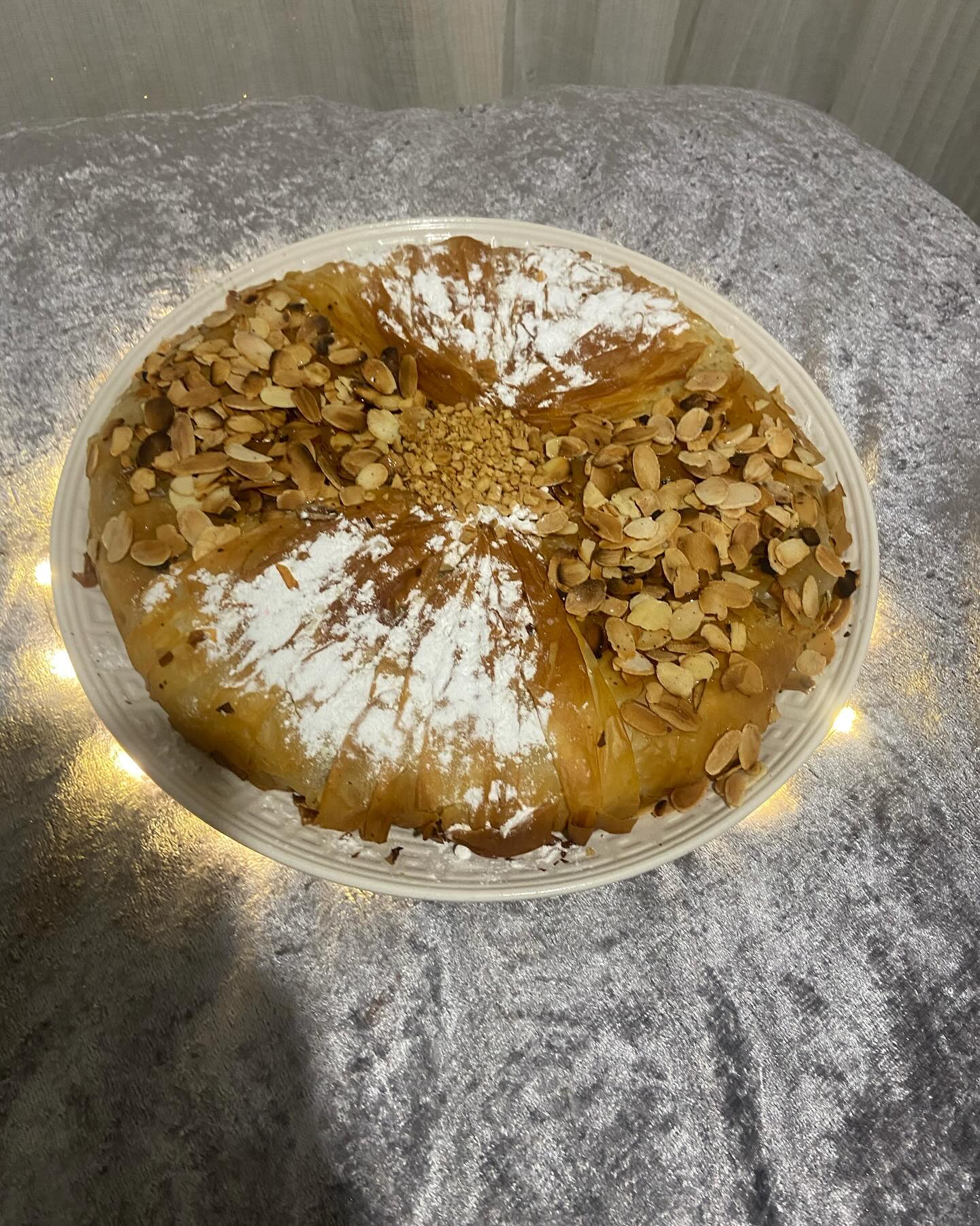 Bastilla dorée saupoudrée de sucre glace