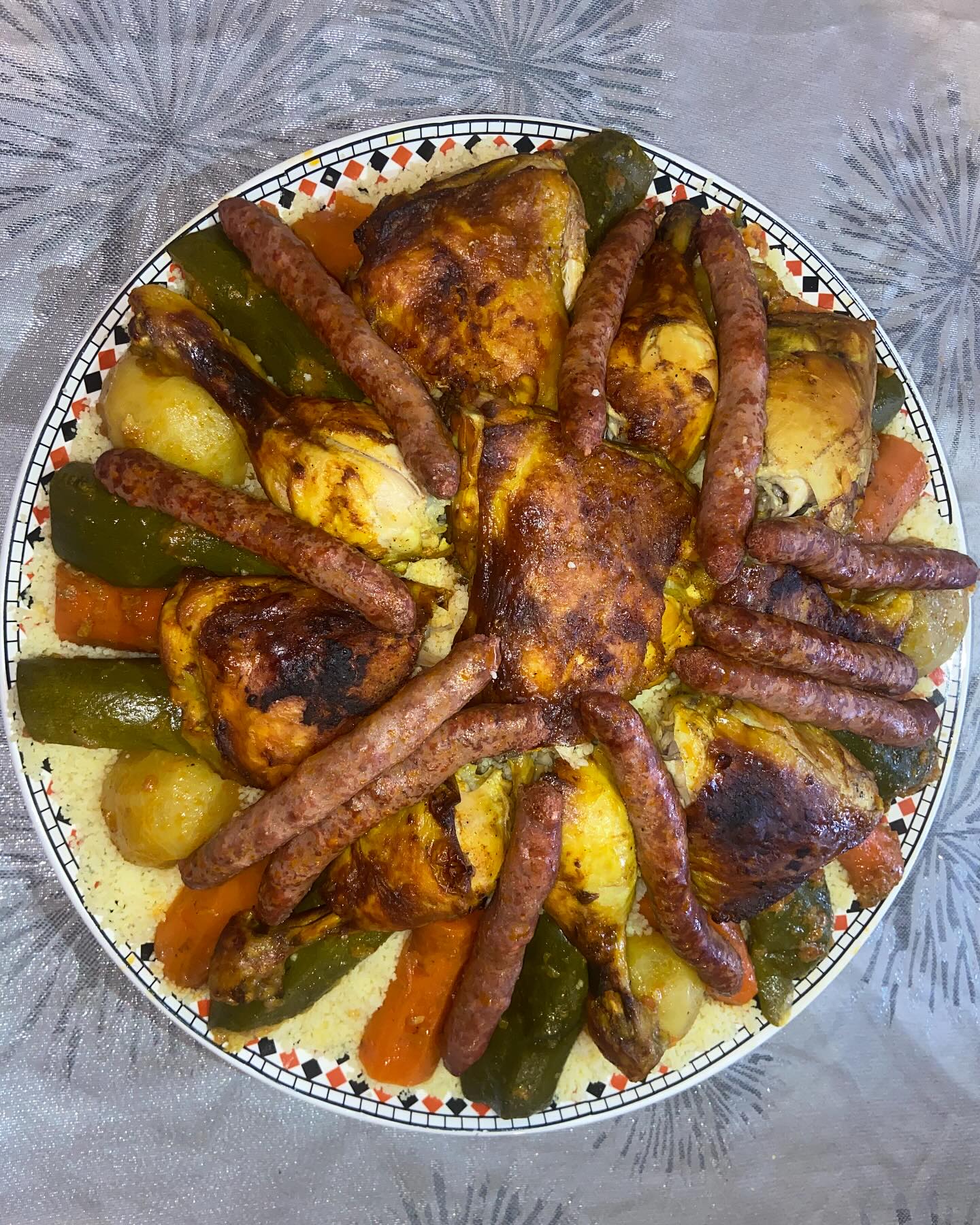 Assiette de couscous traditionnel garni de légumes et de viande