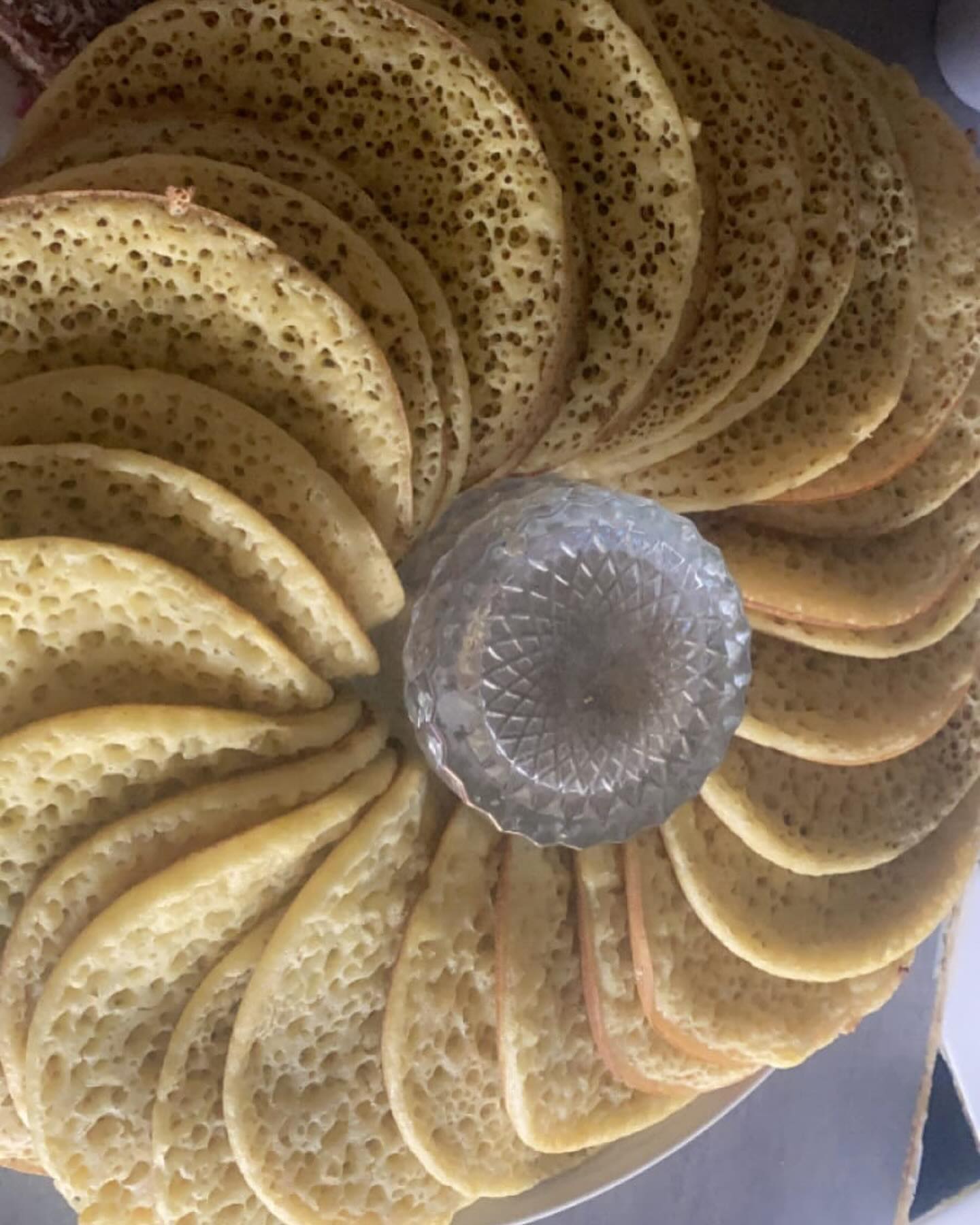 Assortiment traditionnel de crêpes et douceurs maison