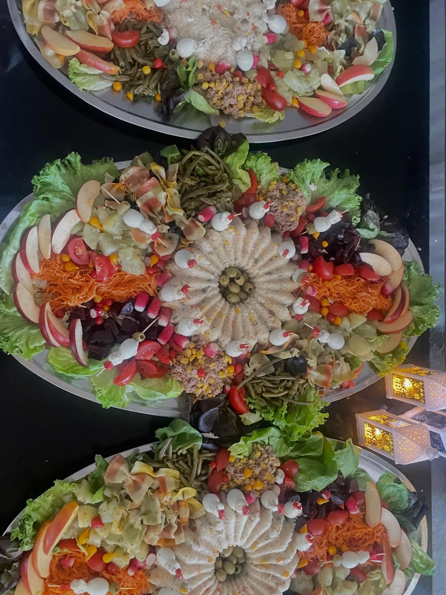 Table de buffet avec grandes salades composées et plats salés variés