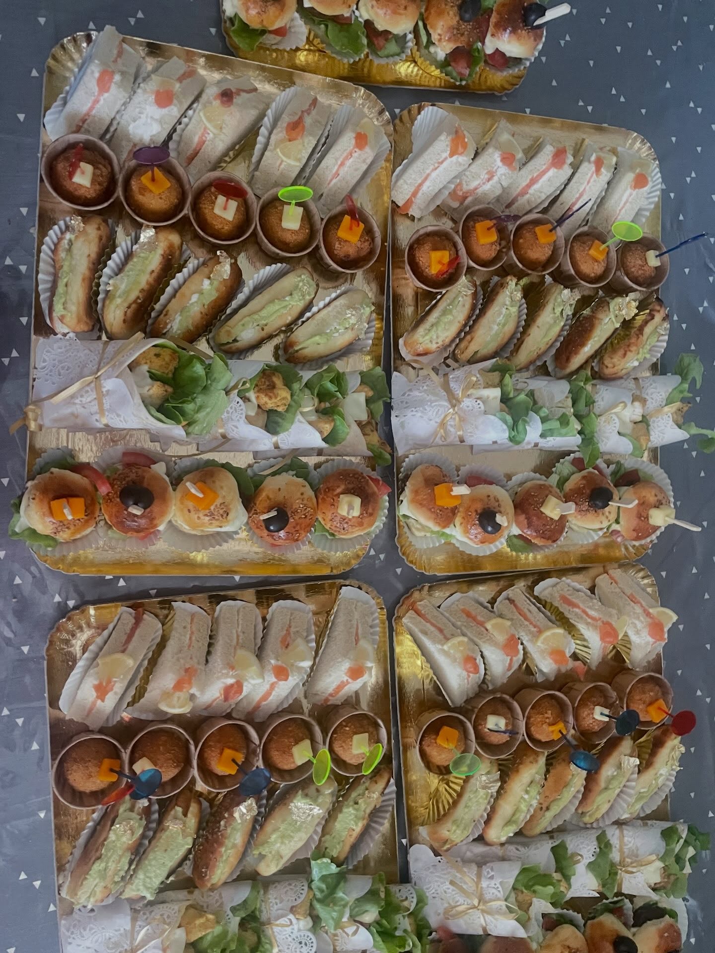 Plateaux de mini salés, wraps et bouchées pour buffet