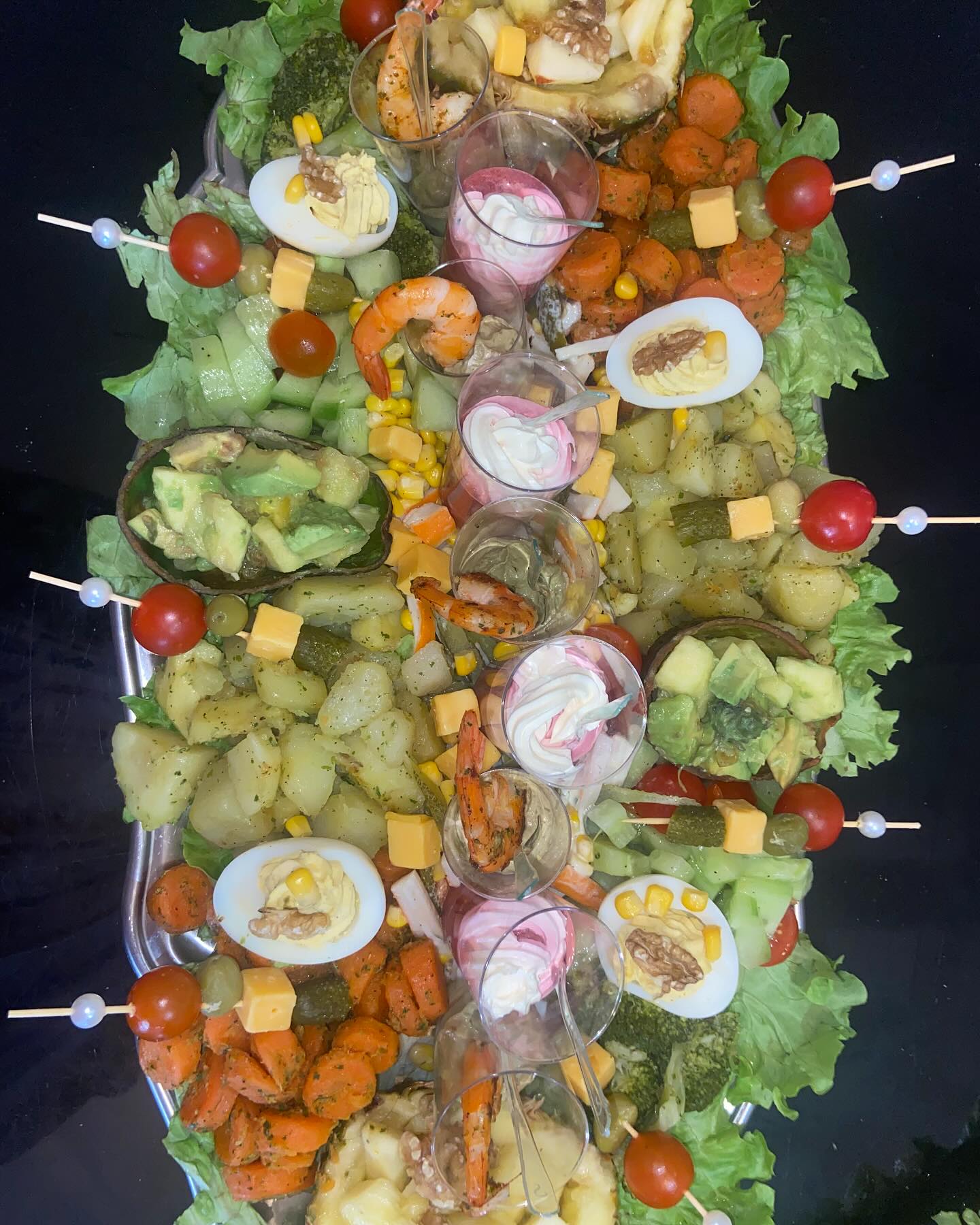 Salade prestige aux crudités et garnitures colorées